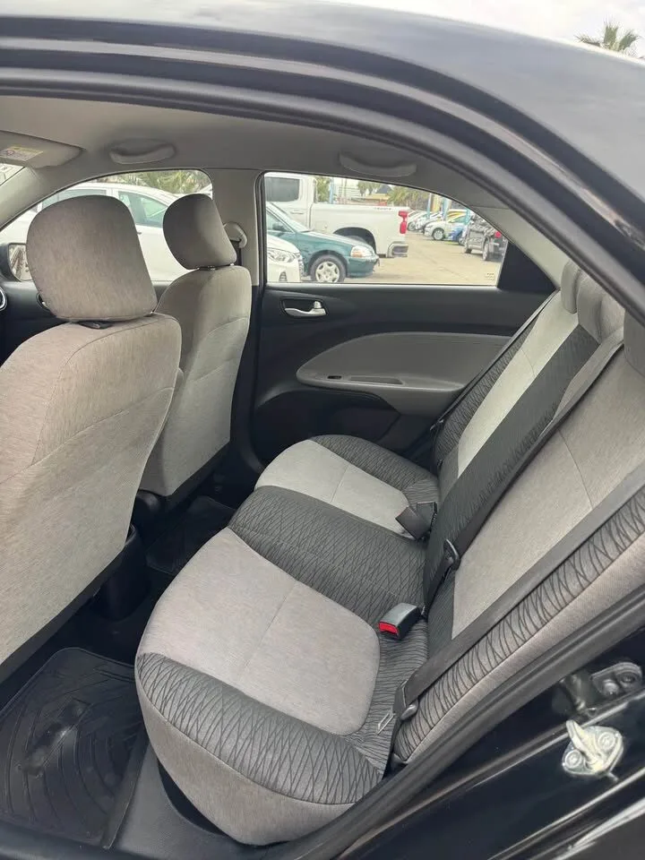 KIA SOLUTO 1.4 Negro 2023 – Gasolina, Mecánico, 29.000 km